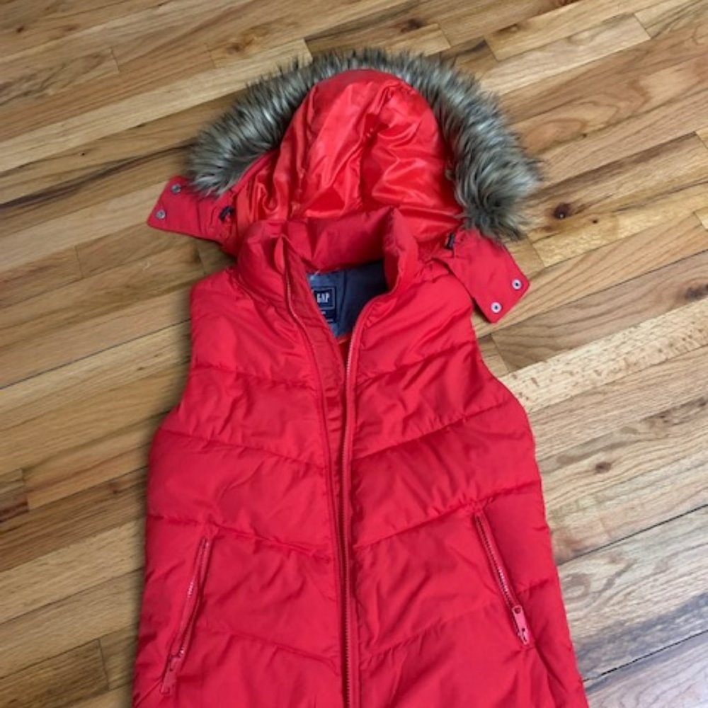 gap puffer vest size xs red